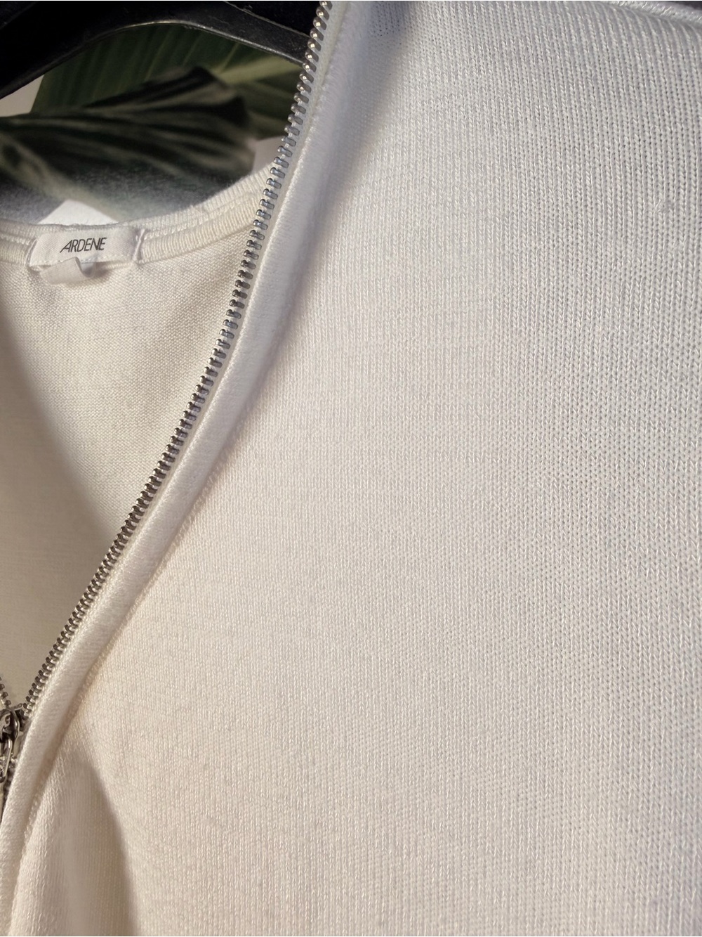 Ardene long sleeve top featuring a V-neckline with a silver front zipper M - Picture 7 of 8